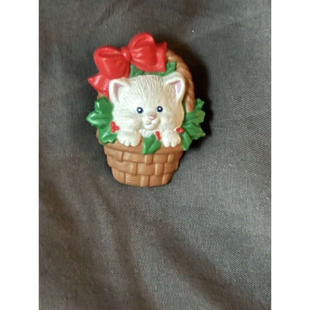 Vintage Hallmark White Cat In A Christmas Basket Brooch/Pin